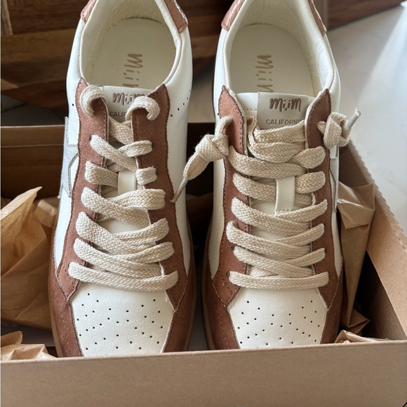 Mi,iM White and Taupe  Star Sneakers in size 7.5 . New still in box - Picture 14 of 16